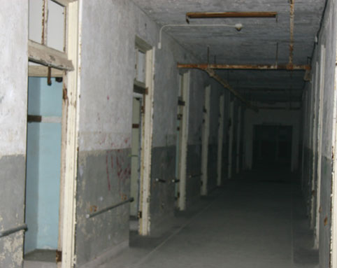 creepy_hallway_by_rawwwrrrface-d31ia5b.jpg