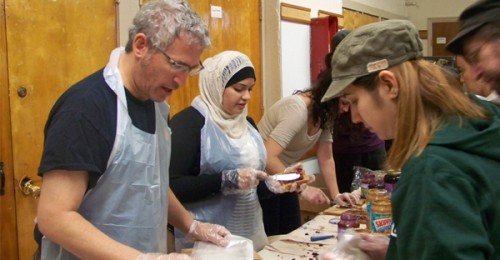 muslim-and-jewish-volunteers-WORK-together.jpeg
