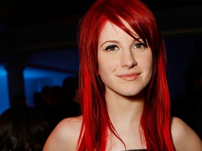Hayley_Williams_paramore_candid_red_hair_400x300_100608.jpg
