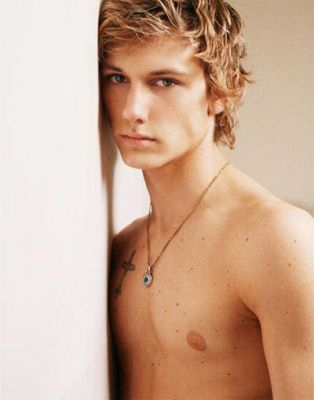 alex_pettyfer_01.jpg