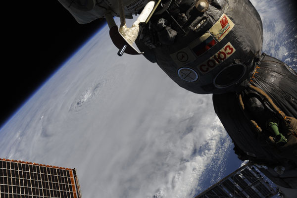 hurricaneearlspace_20100901081104_640_480.JPG