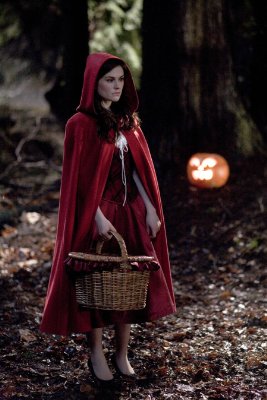 trick-r-treat-anna-paquin-red-riding-hood.jpg